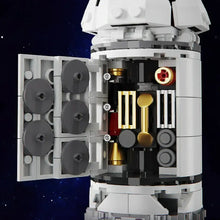 Lego moc fusée décollage modèle de vaisseau spatial blanc gris avec détails intérieurs or et rouge en lego moc