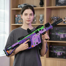 Lego moc fusil d’assaut en jouet violet et vert avec détails noirs conçu comme une arme d’assaut réaliste en lego moc fusil