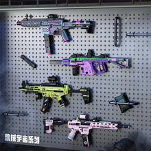 Lego moc fusil d’assaut en néon rose et noir avec finition mate et détails décoratifs en lego moc fusil