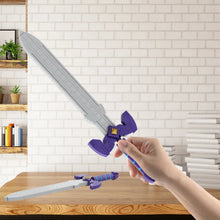 Épée lego moc link breath of the wild en violet et gris avec une poignée détaillée tenue devant un mur en briques blanches