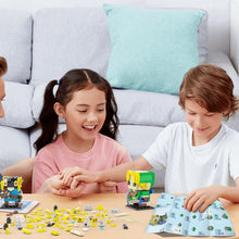 Figure lego moc link en blocs jaunes et verts style pixelisé inspirée de breath of the wild