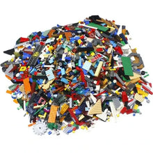Un lot de pièces lego moc en vrac colorées de différentes formes et tailles en rouge bleu vert jaune noir blanc et orange