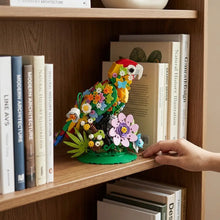 Sculpture lego moc oiseaux vibrante multicolore d un perroquet avec fleurs et feuillage animaux volants