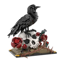 Lego moc oiseaux noir perché sur un crâne blanc décoré de roses rouges et branches épineuses animaux volants