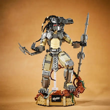 Détail lego moc predator alien avec armure métallique grise et beige tenant une lance et une lame en lego moc