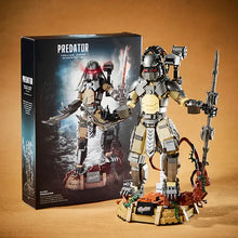 Figure lego moc predator alien métallique gris et or avec armure détaillée et yeux rouges lumineux tenant une arme