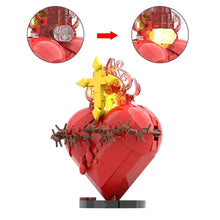 Modèle lego moc sacré-cœur en plastique rouge cœur avec croix jaune, barbelés et éléments ambrés translucides