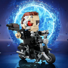 Modèle lego moc terminator t-800 moto en pièces tan et noir avec yeux rouges sur moto détaillée en plastique
