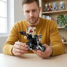 Lego moc terminator t-800 moto en lego technic noir et beige avec detail oeil rouge sur une moto detaillee