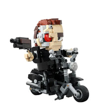 Figure lego moc terminator t-800 moto avec cheveux bruns, œil rouge et tenue noire sur une moto en lego détaillée