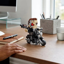 Lego moc terminator t-800 moto modèle lego technic brun aux yeux rouges sur moto noire en briques plastiques emboîtables