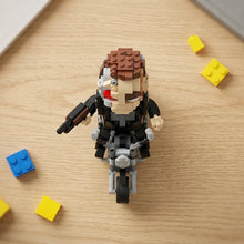Lego moc terminator t-800 moto avec minifigure brune en costume noir sur moto grise en briques plastique interconnectées