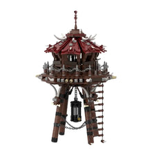 Détail d’un lego moc tour de tir à l’arc bokoblin zelda botw en marron et rouge avec lanternes et chaînes