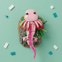 Modèle lego mog animal axolotl rose avec détails translucides sur base verte et marron parfait pour magasins de jouets