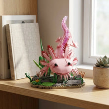 Figurine lego mog animal axolotl rose avec branchies violettes et plantes aquatiques verte sur étagère bois pour magasins de jouets