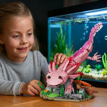 Modèle axolotl lego mog animal en briques plastiques roses avec branchies rouges sur base aquatique, idéal magasins de jouets