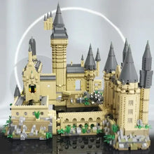 Lego mog château de poudlard en beige et gris avec tours détaillées et feuillage vert disponible en magasins de jouets
