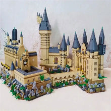 Lego mog château de poudlard beige et bleu détaillé avec tours et verdure, idéal magasins de jouets et déguisement carnaval