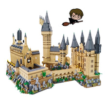 Lego mog château de poudlard en beige et gris avec tours détaillées et verdure idéal pour magasins de jouets et déguisement carnaval