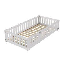 Lit de sol en bois montessori blanc avec barres verticales et porte d’accès favorise l’autonomie des enfants