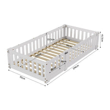 Lit de sol en bois montessori blanc avec porte d’accès et barres latérales favorisant l’autonomie des enfants