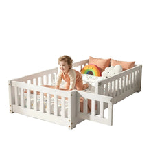 Lit de sol en bois blanc pour enfants avec porte d’accès et barrières favorisant l’autonomie style bois montessori