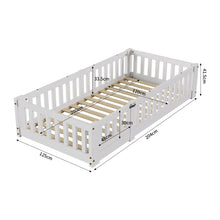 Lit de sol en bois montessori blanc avec porte d’accès et lattes en bois clair favorise l’autonomie de l’enfant