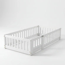 Lit de sol en bois montessori blanc avec porte d’accès favorise l’autonomie des enfants