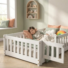 Lit de sol en bois montessori blanc avec côtés à barreaux, porte d’accès et ferrures dorées favorise l’autonomie