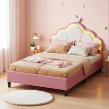 Lit enfant princesse peach avec tête de lit en forme de nuage rose, pieds noirs, et étoiles décoratives murales