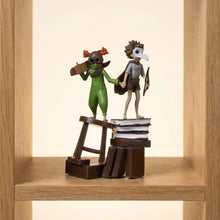 Figurine little nightmares iii de médecin de peste verte et marron sur un tabouret miniature et pile de livres, 11 cm