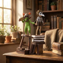 Figurine little nightmares iii low et alone 11 cm avec figurines thème médecin de peste vert et marron sur livres empilés