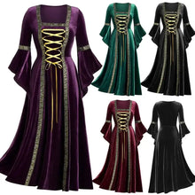 Robe longue médiévale en velours violet profond avec laçage doré et ornements idéale pour halloween