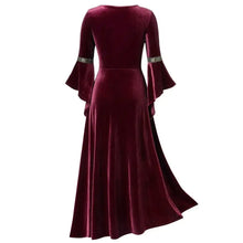 Robe longue médiévale femme en velours bordeaux avec manches évasées ornées de bandes argentées pour halloween