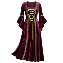 Robe longue médiévale en velours bordeaux avec laçage doré et galons argentés pour halloween femme