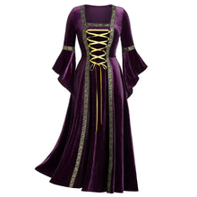 Robe longue médiévale en velours violet profond avec laçage doré et bordure brodée pour halloween