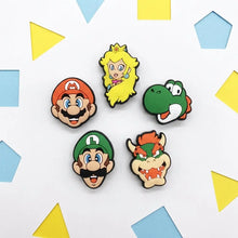 Lot 16 breloques chaussures super mario kart avec cinq pins colorés personnages mario peach yoshi luigi bowser