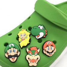 Crocs vert avec cinq breloques super mario kart colorées interchangeables lot 16 chaussures super mario kart