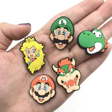 Lot 16 breloques chaussures super mario kart comprenant personnages en caoutchouc colorés mario luigi princess peach bowser yoshi