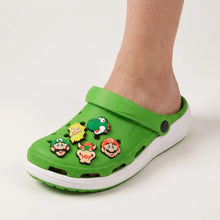 Crocs verts avec breloques colorées de personnages super mario kart pour personnaliser les chaussures