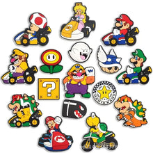 Lot 16 breloques chaussures super mario kart avec pins en caoutchouc colorés brillants mario luigi toad bowser en pose de course