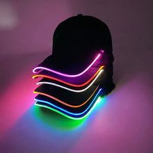 Casquette lumineuse noire avec bandes led colorées sur la visière pour fêtes et halloween avec clignotement lent fonctionnant aux piles cr2032