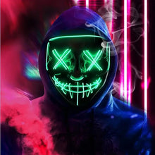Masque intégral lumineux effet néon vert avec design yeux en x et bouche cousue porté sur un hoodie noir piles aaa