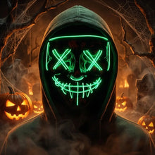 Masque intégral lumineux vert effet néon avec yeux en x et sourire cousu porté avec un sweat à capuche vert foncé