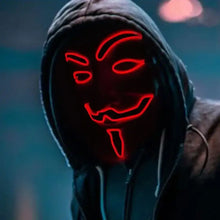 Masque lumineux inspiré de v pour vendetta rouge lumineux porté avec une tenue à capuche pour halloween
