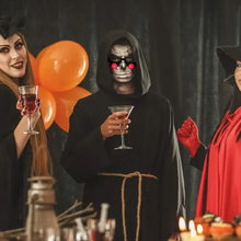 Squelette portant une robe noire à capuche avec ceinture en corde et lunettes halloween à yeux rouges lumineux