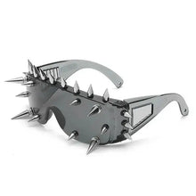 Lunettes de soleil steampunk à rivets halloween avec lunettes argentées à pointes et verres gris foncé brillants