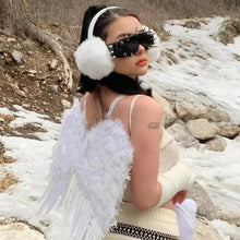 Ailes d’ange blanches à plumes douces pour un look punk complémentaire aux lunettes de soleil steampunk à rivets halloween
