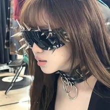 Lunettes de soleil steampunk noires à rivets halloween avec clous métalliques argentés et collier assorti look punk