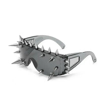 Lunettes de soleil steampunk noires à rivets halloween avec monture angulaire et pointes métalliques argentées style punk